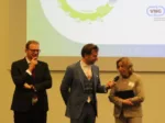 Sprekers en dagvoorzitter event Netwerk STOOM : Mark Boumans, burgemeester Doetinchem en vicevoorzitter van de VNG, dagvoorzitter Joost Hoebink en Anja Lelieveld, afdelingshoofd Inrichting Openbaar Bestuur bij het Ministerie van BZK.